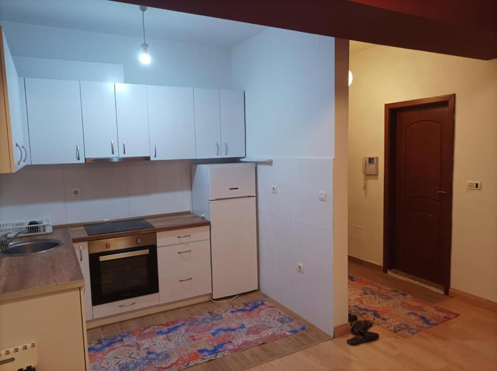 Two Rooms And Kitchen, Bathroom With Balcony Apartment Skopje Exterior foto