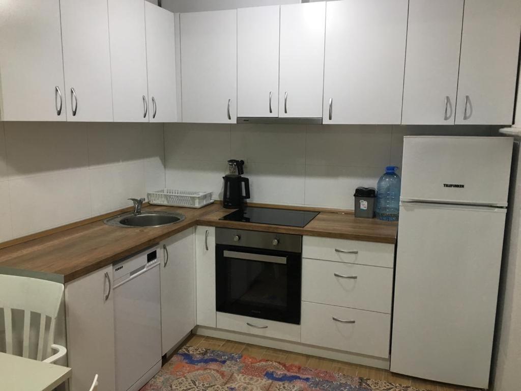 Two Rooms And Kitchen, Bathroom With Balcony Apartment Skopje Exterior foto